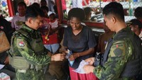 Letjen Bambang menegaskan bahwa TNI, dalam hal ini Koops Habema bersama Batalyon 733 Masariku yang bertugas di wilayah Batas Batu, akan terus menjamin keamanan dan kenyamanan masyarakat dalam setiap kegiatan sosial yang digelar. Dok Kogabwilhan III