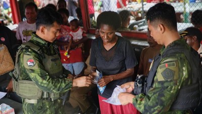 TNI Gelar Baksos di Pelosok Papua, Warga Sambut dengan Haru dan Antusias