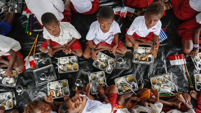 TNI Gelar Baksos di Pelosok Papua, Warga Sambut dengan Haru dan Antusias Komando Gabungan Wilayah Pertahanan (Kogabwilhan) III menggelar kegiatan bakti sosial (baksos) bagi ratusan warga di Desa Batas Batu, Distrik Krepkuri, Kabupaten Nduga, Provinsi Papua Pegunungan. Aksi kemanusiaan ini disambut penuh haru dan antusias oleh masyarakat yang datang dari berbagai penjuru wilayah pegunungan, bahkan dengan menempuh perjalanan kaki sejauh belasan hingga puluhan kilometer.