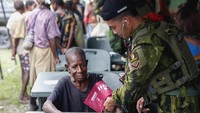 Aksi kemanusiaan ini disambut penuh haru dan antusias oleh masyarakat yang datang dari berbagai penjuru wilayah pegunungan, di Desa Batas Batu, Kabupaten Nduga, Provinsi Papua Pegunungan, Sabtu (19/7). Bahkan mereka harus menempuh perjalanan kaki sejauh belasan hingga puluhan kilometer. Dok Kogabwilhan III