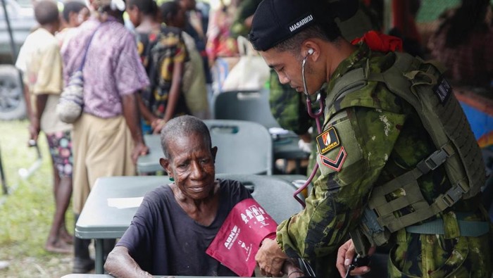 TNI Gelar Baksos di Pelosok Papua, Warga Sambut dengan Haru dan Antusias Komando Gabungan Wilayah Pertahanan (Kogabwilhan) III menggelar kegiatan bakti sosial (baksos) bagi ratusan warga di Desa Batas Batu, Distrik Krepkuri, Kabupaten Nduga, Provinsi Papua Pegunungan. Aksi kemanusiaan ini disambut penuh haru dan antusias oleh masyarakat yang datang dari berbagai penjuru wilayah pegunungan, bahkan dengan menempuh perjalanan kaki sejauh belasan hingga puluhan kilometer.