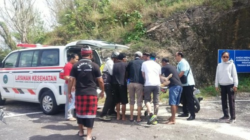 Jenazah Han dan Hwang dievakuasi petugas paralayang dan polisi dari Panyai Tanah Barak ke RS Surya Husada Nusa Dua, Kamis (17/7/2025). (Dok Polresta Denpasar).