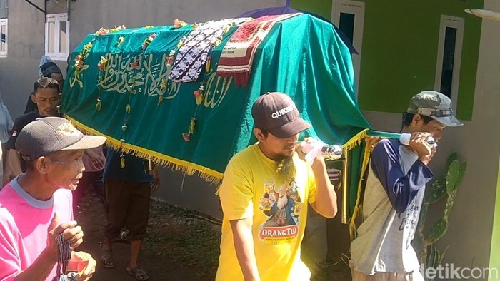 Pemakaman Rafa, bocah yang meninggal usai dirawat akibat gigitan ular weling, di TPU Desa Bukur, Pekalongan, Mnggu (20/7/2025).