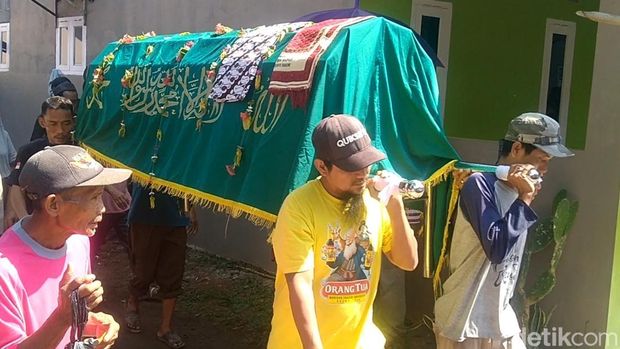Pemakaman Rafa, bocah yang meninggal usai dirawat akibat gigitan ular weling, di TPU Desa Bukur, Pekalongan, Mnggu (20/7/2025).