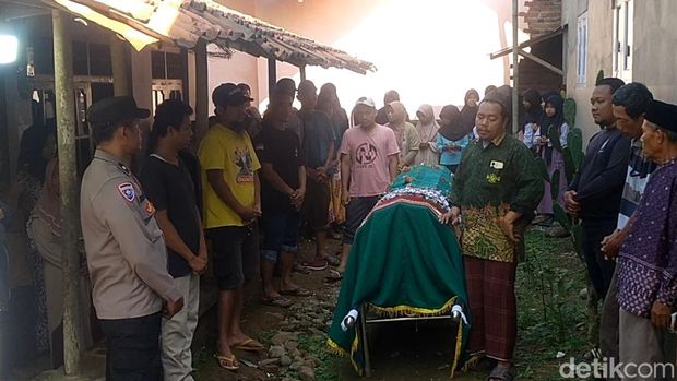 Pemakaman Rafa, bocah yang meninggal usai dirawat akibat gigitan ular weling, di TPU Desa Bukur, Pekalongan, Mnggu (20/7/2025).