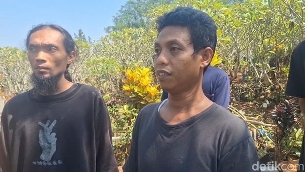 Pemakaman Rafa, bocah yang meninggal usai dirawat akibat gigitan ular weling, di TPU Desa Bukur, Pekalongan, Mnggu (20/7/2025).