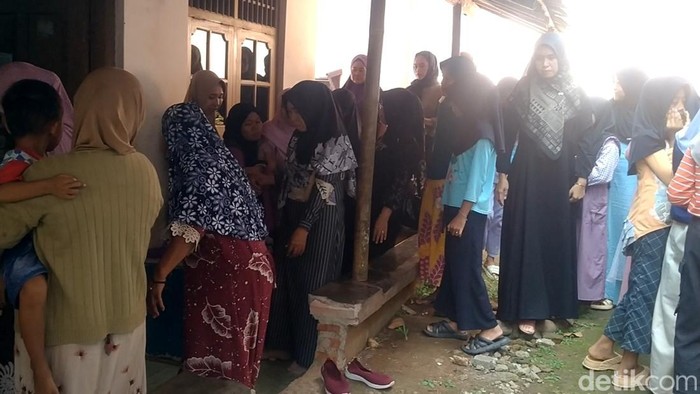 Suasana rumah duka Rafa, bocah yang meninggal akibat digigit ular weling, di Desa Bukur, Bojong, Kabupaten Pekalongan, Minggu (20/7/2025).