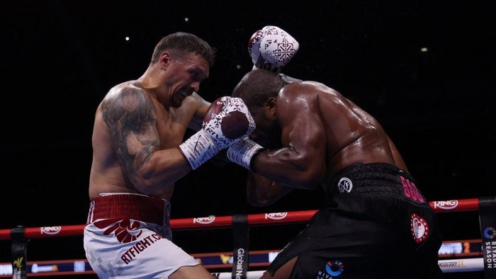 Ukraines Oleksandr Usyk (L) and Britains Daniel Dubois fight during their undisputed world heavyweight boxing title bout at Wembley Stadium in London on July 19, 2025. (Photo by Adrian Dennis / AFP)