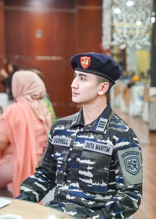 Aktor sekaligus politisi Verrell Bramasta baru saja didapuk sebagai Duta Maritim TNI Angkatan Laut oleh Komando Armada Republik Indonesia (Koarmada RI). Dalam momen pengukuhan, Verrell tampil gagah dengan seragam loreng khas TNI AL. Foto: Instagram/@bramastavrl