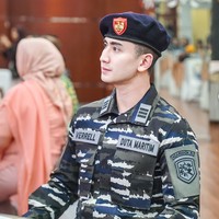 Aktor sekaligus politisi Verrell Bramasta baru saja didapuk sebagai Duta Maritim TNI Angkatan Laut oleh Komando Armada Republik Indonesia (Koarmada RI). Dalam momen pengukuhan, Verrell tampil gagah dengan seragam loreng khas TNI AL. Foto: Instagram/@bramastavrl