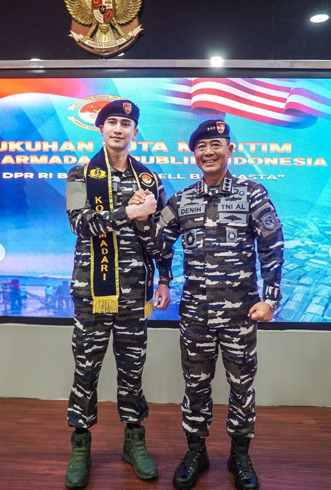Lengkap dengan baret dan atribut Koarmada RI, Verrell terlihat tegas dan berwibawa. Selempang hitam bertuliskan “Duta Maritim” dan “Koarmada RI” beraksen emas menghiasi bahunya, menjadi simbol resminya peran baru Verrell. Foto: Instagram/@bramastavrl