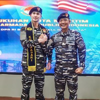 Lengkap dengan baret dan atribut Koarmada RI, Verrell terlihat tegas dan berwibawa. Selempang hitam bertuliskan “Duta Maritim” dan “Koarmada RI” beraksen emas menghiasi bahunya, menjadi simbol resminya peran baru Verrell. Foto: Instagram/@bramastavrl