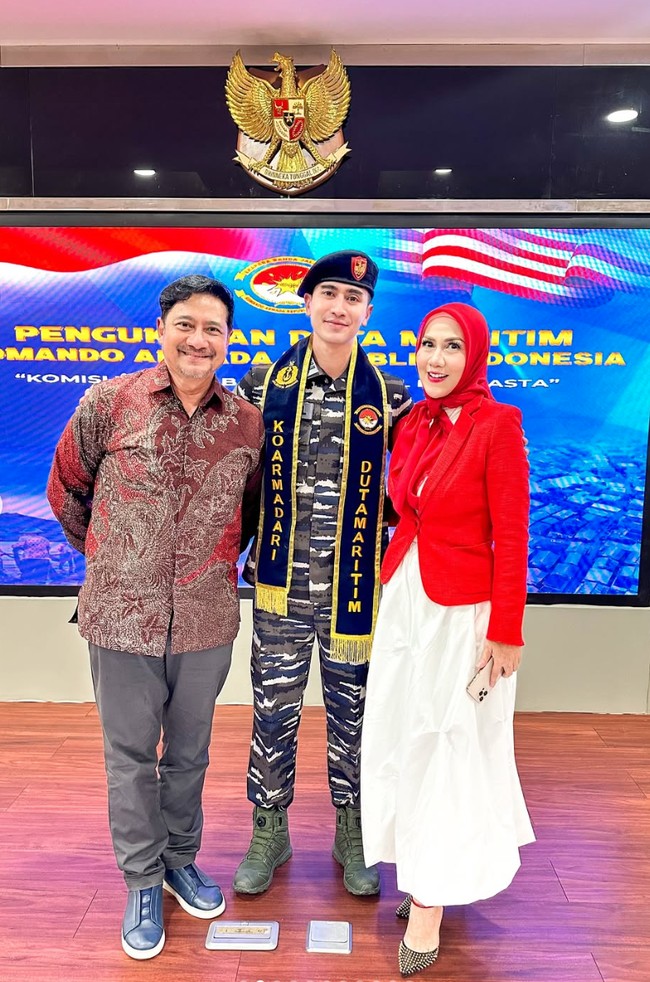 Di momen pengukuhan, Verrell hadir bersama kedua orang tuanya yang tampak bangga mendampingi. Meski sudah bercerai namun Venna dan Ivan Fadilla kompak hadir mendukung putra mereka. Foto: Instagram/@bramastavrl