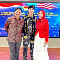 Di momen pengukuhan, Verrell hadir bersama kedua orang tuanya yang tampak bangga mendampingi. Meski sudah bercerai namun Venna dan Ivan Fadilla kompak hadir mendukung putra mereka. Foto: Instagram/@bramastavrl