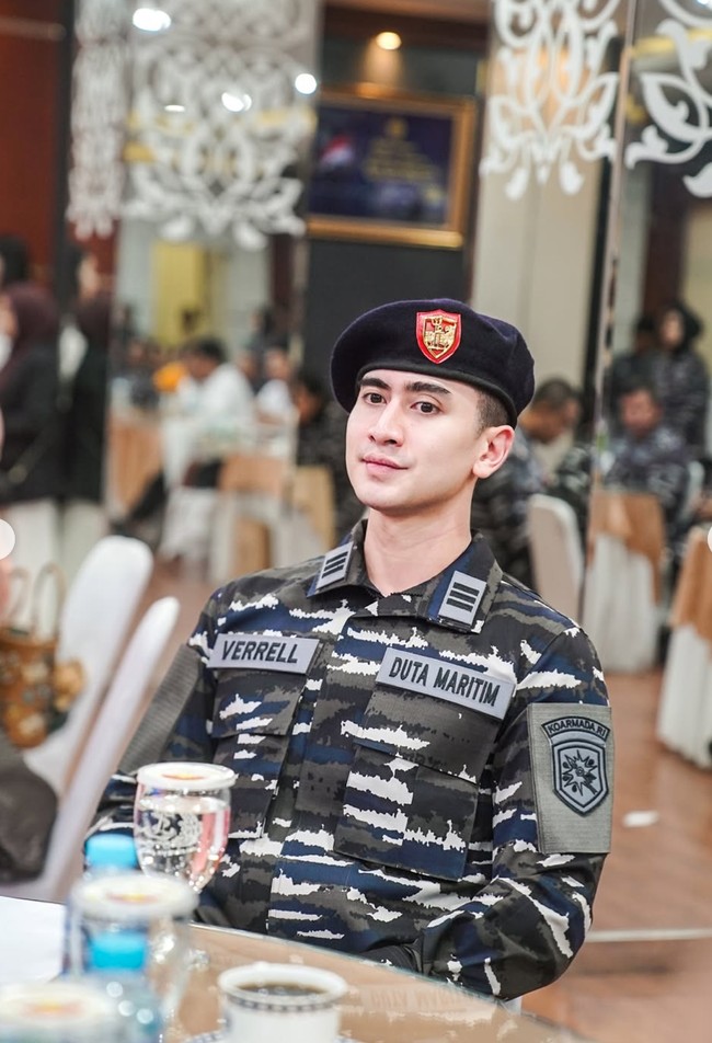 Penampilan Verrell yang rapi dan penuh wibawa dalam seragam loreng ini sukses mencuri perhatian netizen. Banyak yang memuji ketampanannya. Cakep banget tolong, komentar salah seorang netizen. Ganteng bangetttttttt Masyaallah, tambah netizen lain. Foto: Instagram/@bramastavrl