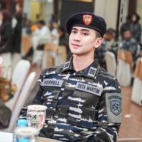 Penampilan Verrell yang rapi dan penuh wibawa dalam seragam loreng ini sukses mencuri perhatian netizen. Banyak yang memuji ketampanannya. Cakep banget tolong, komentar salah seorang netizen. Ganteng bangetttttttt Masyaallah, tambah netizen lain. Foto: Instagram/@bramastavrl