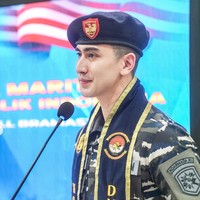 Verrell juga terlihat memberikan sambutan di acara tersebut. Dengan penuh percaya diri ia menyampaikan pidatonya. Foto: Instagram/@bramastavrl