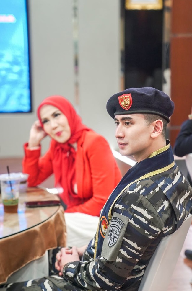 Sebagai anak dari keluarga yang tidak utuh, saya belajar bahwa apa pun yang terjadi, orang tua harus selalu dimuliakan. Saya percaya, latar belakang bukan alasan untuk berhenti berguna. Justru itu jadi alasan untuk terus melangkah. Amanah ini akan saya jalani sebagai bentuk pengabdian; untuk negeri, untuk laut kita, dan untuk keluarga yang selalu saya jaga dalam doa, tulis keterangan dalam unggahan Verrell di Instagram. Foto: Instagram/@bramastavrl
