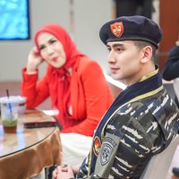 Sebagai anak dari keluarga yang tidak utuh, saya belajar bahwa apa pun yang terjadi, orang tua harus selalu dimuliakan. Saya percaya, latar belakang bukan alasan untuk berhenti berguna. Justru itu jadi alasan untuk terus melangkah. Amanah ini akan saya jalani sebagai bentuk pengabdian; untuk negeri, untuk laut kita, dan untuk keluarga yang selalu saya jaga dalam doa, tulis keterangan dalam unggahan Verrell di Instagram. Foto: Instagram/@bramastavrl