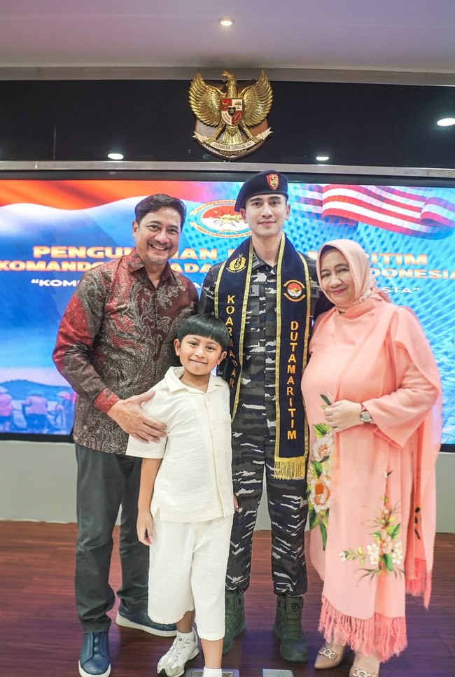 Tak hanya kedua orangtua Verrell, adiknya yang merupakan putra dari ayah dan ibu sambungnya juga turut hadir. Foto: Instagram/@bramastavrl
