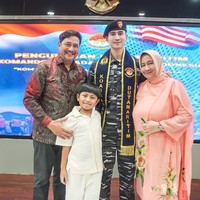 Tak hanya kedua orangtua Verrell, adiknya yang merupakan putra dari ayah dan ibu sambungnya juga turut hadir. Foto: Instagram/@bramastavrl