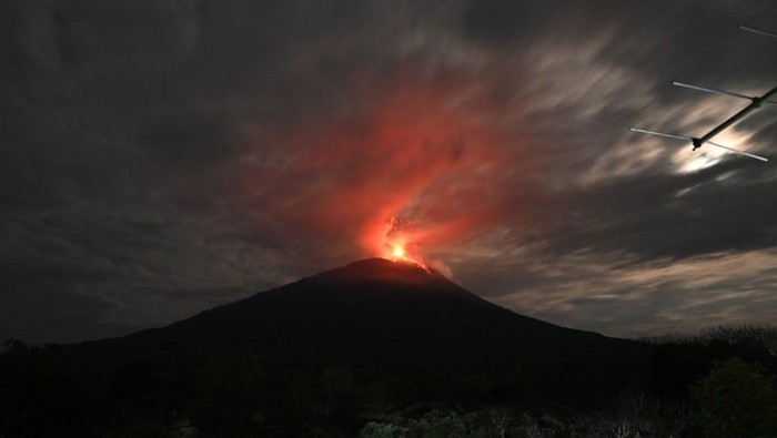 Visual letusan Gunung Ile Lewotolok di Lembata, Nusa Tenggara Timur (NTT), Minggu (20/7/2025). (Foto: PVMBG)