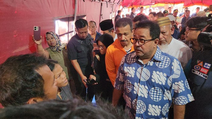 Wagub Jakarta Rano Karno mengunjungi lokasi kebakaran di Jalan Kutilang, Bukit Duri, Tebet, Jakarta Selatan, Minggu (20/7/2025). Rano meninjau dan melihat langsung kondisi para korban di lokasi pengungsian.