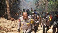 Sementara itu, Wakapolda Riau Brigjen Jossy Kusumo juga memimpin pemadaman api di Desa Menaming, Kecamatan Rambah, Kabupaten Rokan Hulu. Aparat kepolisian, TNI, BPBD, Damkar, hingga Manggala Agni berjibaku memadamkan api agar tidak semakin meluas.