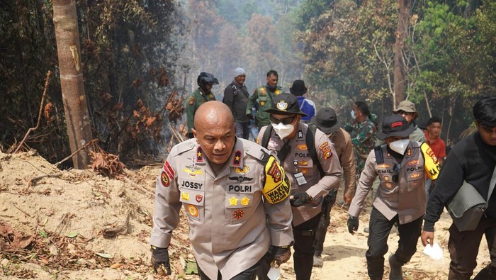 Wakapolda Riau Brigjen Jossy Kusumo juga memimpin pemadaman api di Desa Menaming, Kecamatan Rambah, Kabupaten Rokan Hulu, Minggu (20/7/2025). Aparat kepolisian, TNI, BPBD, Damkar, hingga Manggala Agni berjibaku memadamkan api agar tidak semakin meluas.
