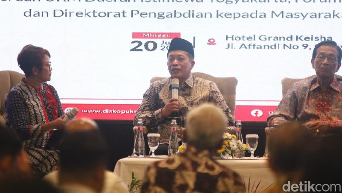 Wakil Menteri Koperasi (Wamenkop) Ferry Juliantono saat menjadi pembicara di Dialog & Diskusi Hari Koperasi Nasional Ke-78 di Hotel Grand Keisha, Sleman, Minggu (20/7/2025).