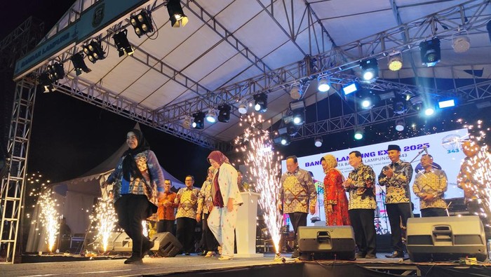 Walkot Bandar Lampung Eva saat menutup Bandar Lampung Expo 2025.