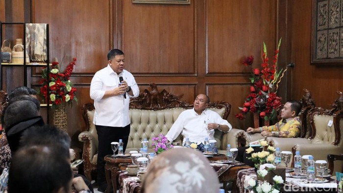 Wamen PKP Fahri Hamzah saat kunjungan kerja membahas program bantuan RTLH di Ruang Joko Kahiman Purwokerto, Banyumas, Minggu (20/7/2025).
