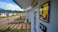 Sebanyak 60 unit hunian khusus telah disiapkan oleh Kementerian Pekerjaan Umum dan Perumahan Rakyat (PUPR), lengkap dengan prasarana, sarana, dan utilitas umum (PSU) untuk menunjang kehidupan para penghuni. ANTARA FOTO/Iggoy el Fitra