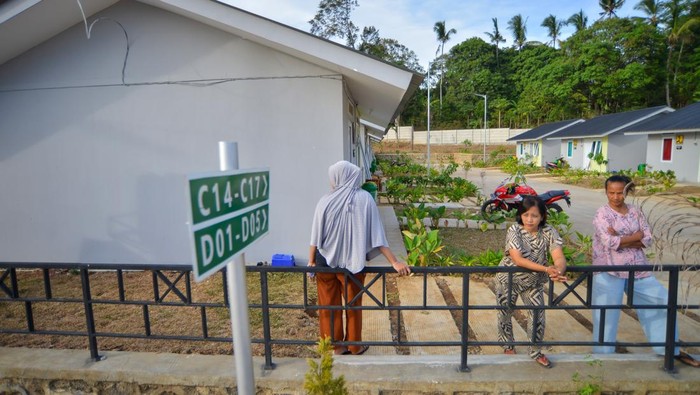 Foto udara warga berada di depan rumahnya di perumahan relokasi terpadu, Ladang Laweh, Nagari Rambatan, Sumatera Barat, Minggu (20/7/2025). Kementerian PUPR/Kementerian PKP menyediakan 60 unit hunian khusus bagi korban bencana alam banjir lahar dingin Gunung Marapi dan tanah longsor di kabupaten itu dan sudah dapat dimanfaatkan warga beserta Prasarana Sarana Utilitas Umum (PSU). ANTARA FOTO/Iggoy el Fitra
