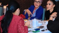 Ini merupakan momen makan malam Yuni Shara bersama dengan teman-temannya dalam rangka hari ulang tahun Kris Dayanti. Foto: Instagram/@yunishara36