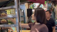 Tak kalah seru, momen Yuni Shara saat mampir ke toko Kuweh Jadoel. Ia membeli beberapa jenis roti yang dijajakan di sana. Foto: Instagram/@yunishara36