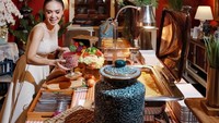 Ini momen pelantun ‘Sepi’ saat menyiapkan makanan di dapur rumahnya. Dapurnya tampak minimalis, klasik, dan dipenuhi dengan tanaman hijau. Foto: Instagram/@yunishara36