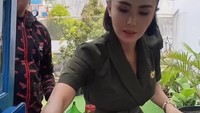 Usai mengisi sebuah acara, Yuni Shara langsung ngebakso. Bahkan ia meracik bakso sendiri di gerobak motor. Foto: Instagram/@yunishara36