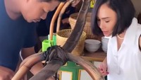 Saat ke luar kota, Yuna Shara selalu menyempatkan untuk kulineran. Ada momennya saat ia mencicipi soto Windu yang populer di Solo. Foto: Instagram/@yunishara36