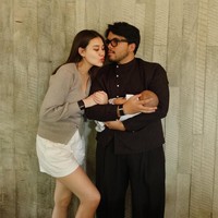 Aaliyah Massaid dan Thariq Halilintar sepakat tidak menampilkan wajah putra pertama mereka, Ahmad Arash Omara Thariq, yang lahir pada 12 Juni 2025. Meski kerap mengunggah potret keluarga, namun pasangan tersebut menutup wajah sang bayi dengan stiker.  Foto: Instagram@thariqhalilintar