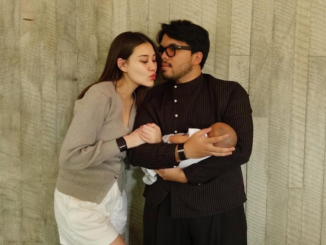 Aaliyah Massaid dan Thariq Halilintar sepakat tidak menampilkan wajah putra pertama mereka, Ahmad Arash Omara Thariq, yang lahir pada 12 Juni 2025. Meski kerap mengunggah potret keluarga, namun pasangan tersebut menutup wajah sang bayi dengan stiker.  Foto: Instagram@thariqhalilintar