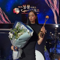 Tahun ini, nama Hyeri semakin melejit setelah membintangi drama Korea U+mobiletv, Friendly Rivalry. Tampil elegan bergaun hitam. Ia menjadi salah satu pemenang yang menerima penghargaan Upbeat Popular Star Award bersama IU, Park Bo Gum, dan Lee Jun Hyuk di Blue Dragon Series Awards 2025. Foto: Instagram
