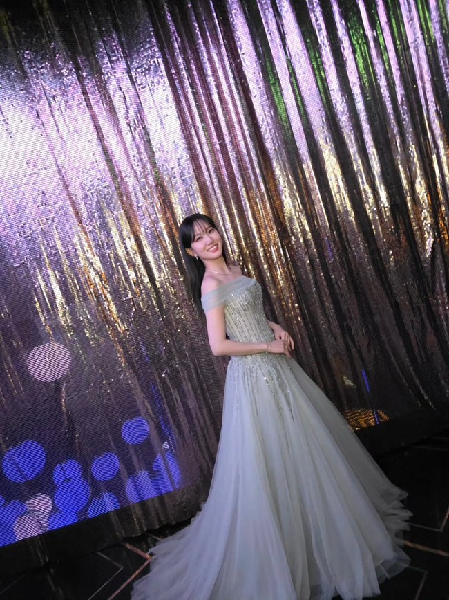 Park Eun Bin bertransformasi jadi dokter ahli saraf yang memiliki sisi psikopat dalam drama Korea Disney+ Hyper Knife. Saat tiba di red carpet Blue Dragon Series Awards 2025, sang aktris berbalut gaun abu-abu berhias payet. Foto: Instagram