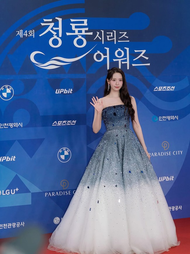 Yoona SNSD, yang menjadi pemandu acara Blue Dragon Series Awards 2025, tampak berganti kostum sebanyak tiga kali. Salah satunya gaun panjang bergradasi biru dan putih, yang dipenuhi hiasan kristal dari Oscar de la Renta. Harga gaunnya cukup fantastis mencapai $29,990 atau Rp 489,7 juta. Foto: Instagram