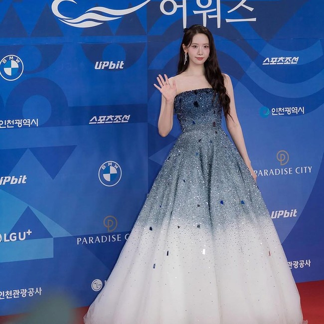 Adu Gaya Aktris di Blue Dragon Series Awards, Yoona Ganti Kostum 3 Kali