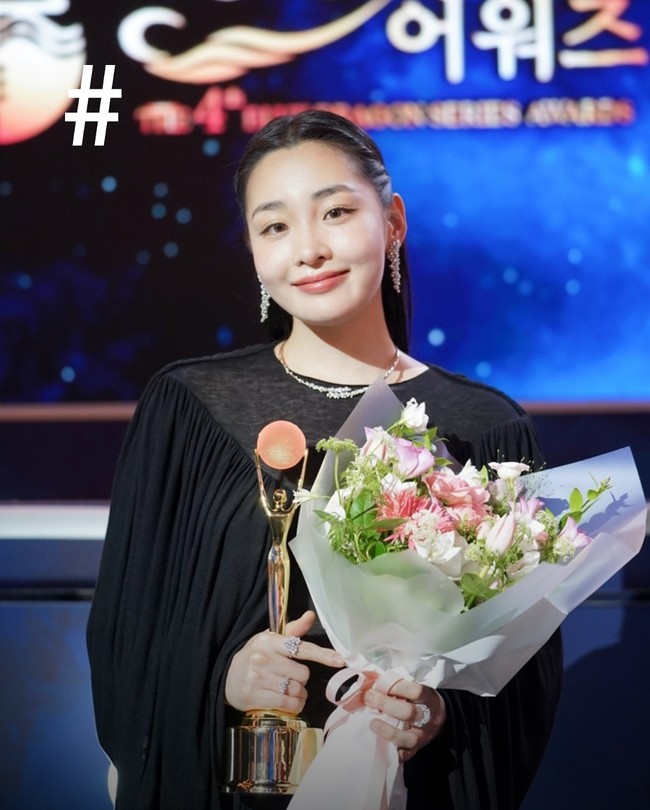 Kim Min Ha sukses menyabet penghargaan Aktris Pendatang Baru Terbaik di Blue Dragon Series Awards 2025. Bintang drama Korea TVING, A Week Before I Die itu mengenakan gaun hitam panjang yang semi transparan. Foto: Instagram