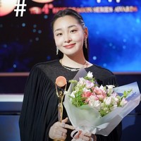 Kim Min Ha sukses menyabet penghargaan Aktris Pendatang Baru Terbaik di Blue Dragon Series Awards 2025. Bintang drama Korea TVING, A Week Before I Die itu mengenakan gaun hitam panjang yang semi transparan. Foto: Instagram