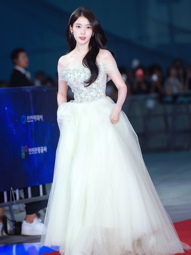 IU dinobatkan sebagai Aktris Terbaik dan membawa pulang piala Upbeat Popular Star Award. Sudah menjadi tradisi jika IU akan memakai gaun berwarna putih saat menghadiri acara penghargaan. Bintang drama Korea Netflix, When Life Gives You Tangerines itu melengkapi penampilannya dengan kemewahan koleksi perhiasan Piaget. Foto: Instagram
