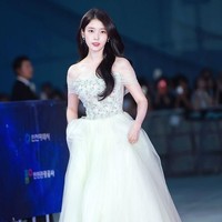IU dinobatkan sebagai Aktris Terbaik dan membawa pulang piala Upbeat Popular Star Award. Sudah menjadi tradisi jika IU akan memakai gaun berwarna putih saat menghadiri acara penghargaan. Bintang drama Korea Netflix, When Life Gives You Tangerines itu melengkapi penampilannya dengan kemewahan koleksi perhiasan Piaget. Foto: Instagram