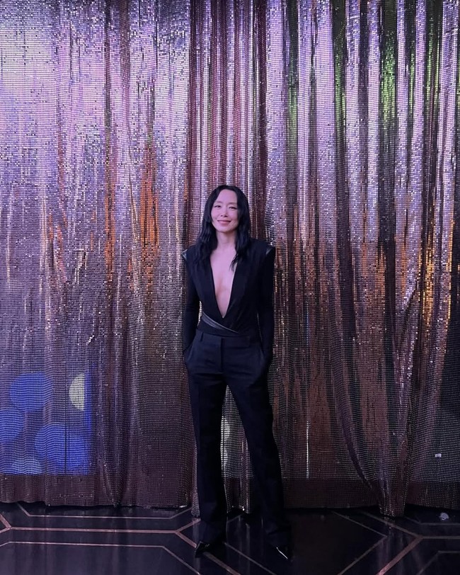 Jeon Do Yeon menjadi satu-satunya aktris yang tampil dengan setelan jas, menampilkan aura femme fatale. Setelan jas tersebut tidak dilengkapi dalaman, Jeon Do Yeon mengekspos bagian dadanya saat membacakan nominasi di ajang Blue Dragon Series Awards 2025. Foto: Instagram